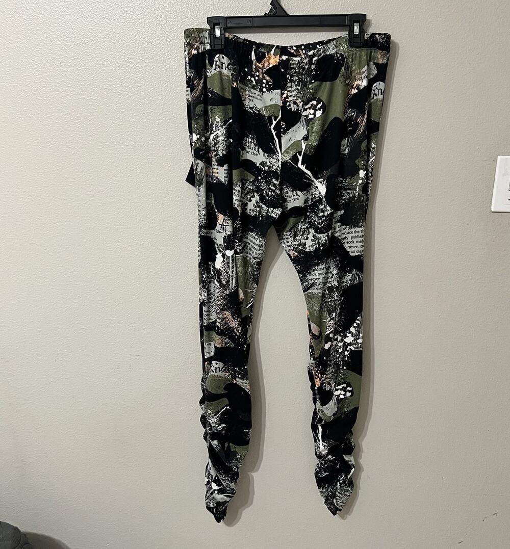 Rouge Collection Plus Size 3X Abstract Print Ruched/Shredding Leggings Stretch
